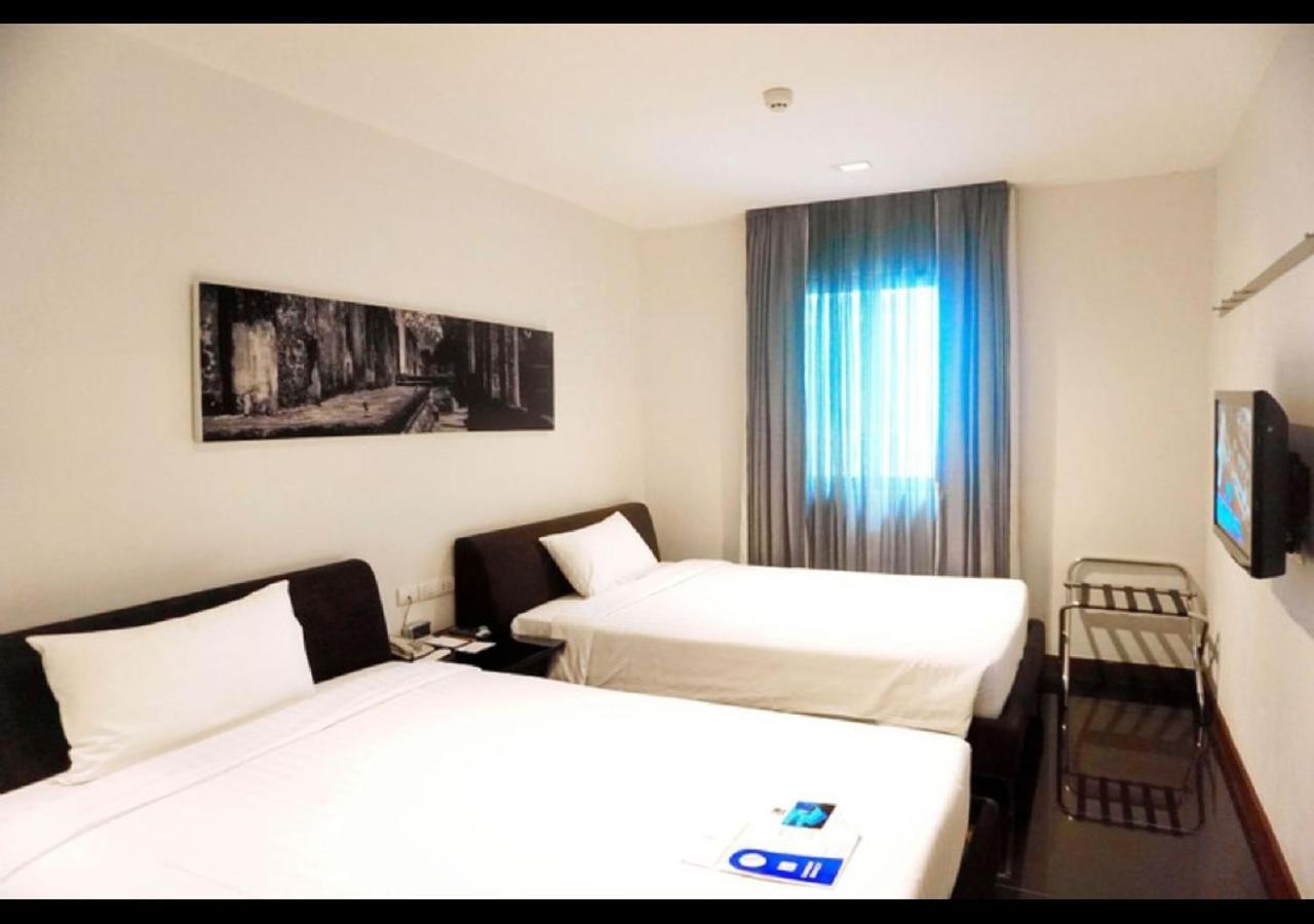 S33 Compact Sukhumvit Hotel Bangkok Buitenkant foto